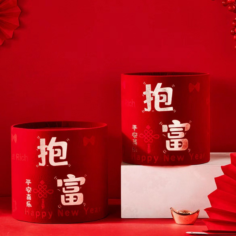 新年福桶套二圆形烫金红色抱抱桶批发福字绒布桶年宵花花束插花桶