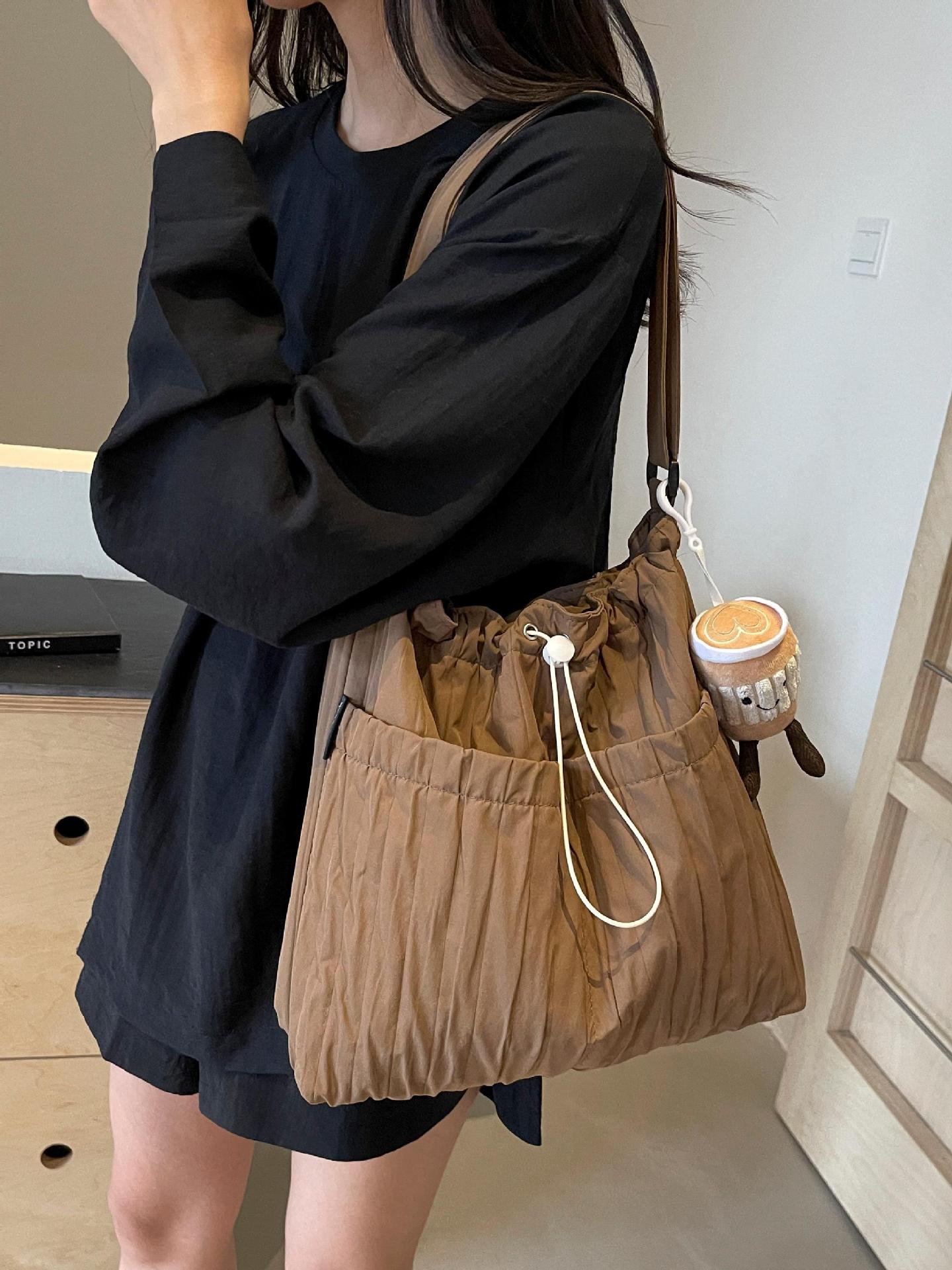 Bolso de cubo de viento perezoso plisado coreano para mujer 2025 nuevo bolso de hombro de viajero de todo fósforo bolso de mensajero de moda casual