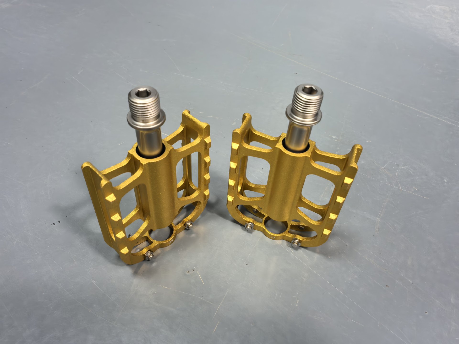 Supply of Lightweight Bearing Aluminum Alloy Pedals for Road Bikes, Folding Bikes, and Double Bearing Pedals