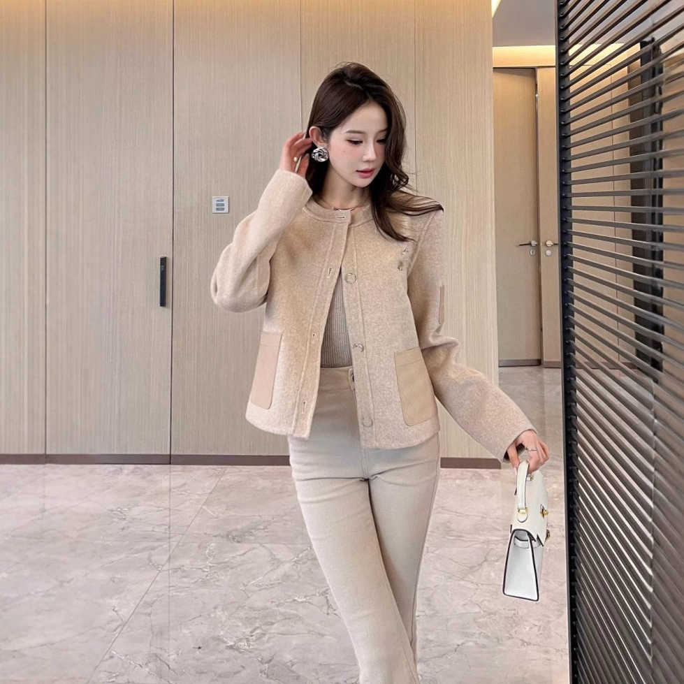 Spring pin with a round collar, woolen coat, city style