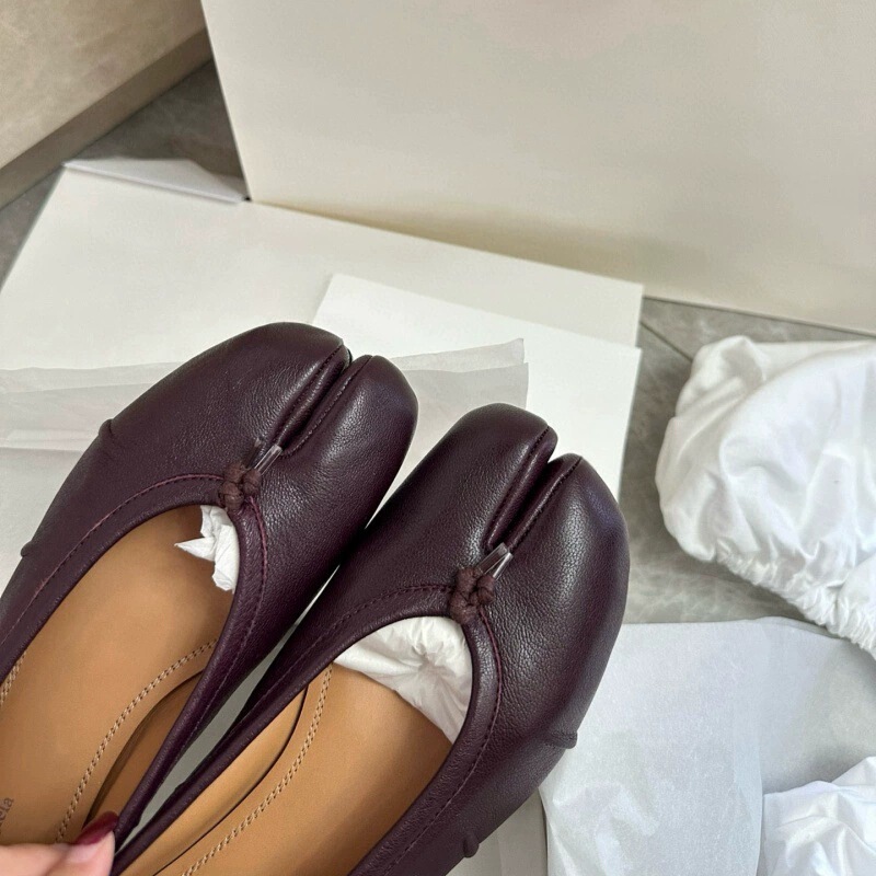New model cowhide m6 pleated ballet shoes, tab split-toe slip-on shallow shoes, niche style for women New model cowhide m6 pleated ballet shoes, tab split-toe slip-on shallow shoes, niche style for women