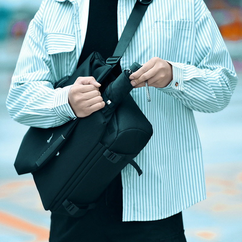 大容量學(xué)生書包潮牌郵差電腦包2022新款機(jī)能斜挎包男單肩騎行包