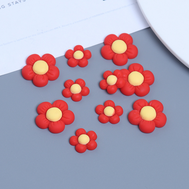 一輪の赤い花の五弁の花のクリームの携帯のケースのdiyの材料は手でネットの赤い樹脂の部品ののりを作ります。