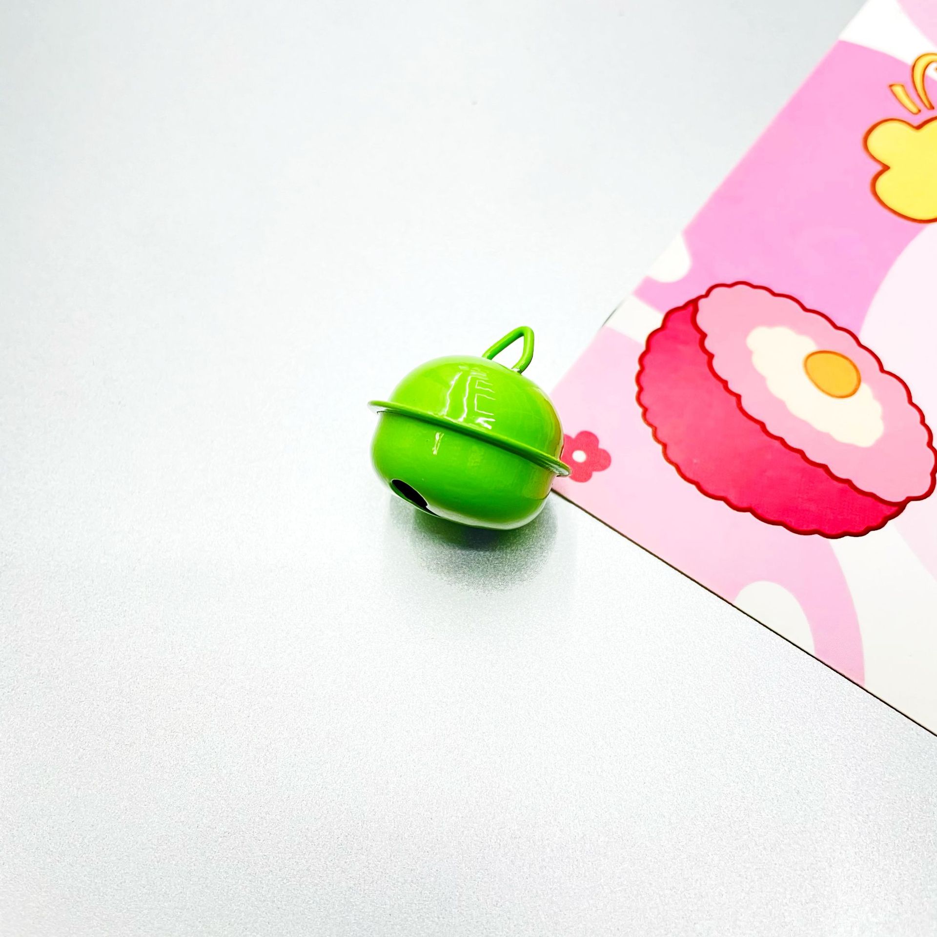 22mm colorido una palabra pintada campana DIY accesorios joyería pulsera bolsas de llaves colgar material de Navidad al por mayor