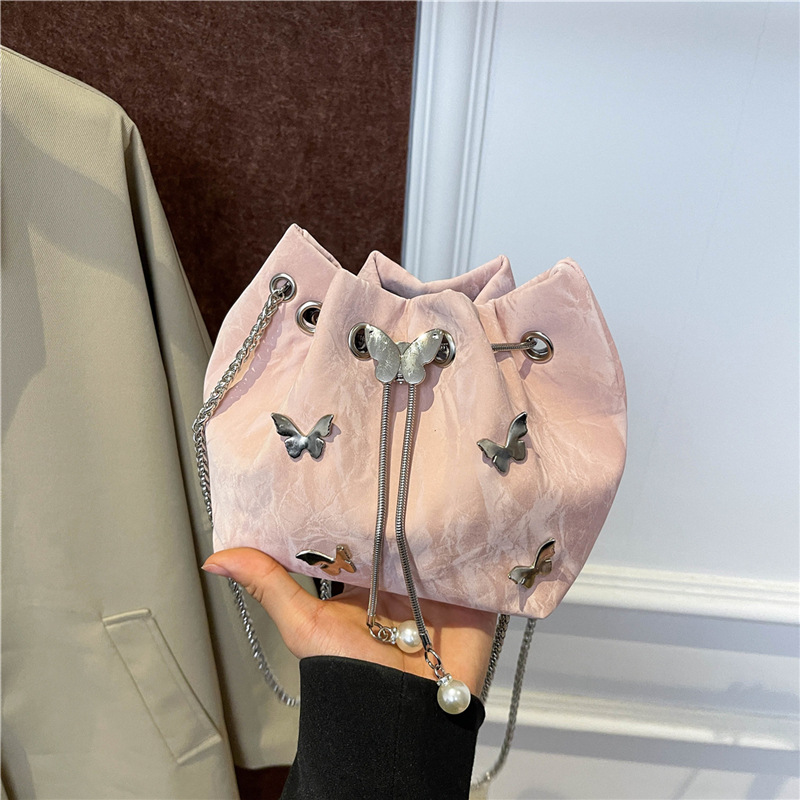 Otoño popular y simple 2024 tira la personalidad mariposa metálica nueva moda bolso de hombro bolso de mujer cadena mochila