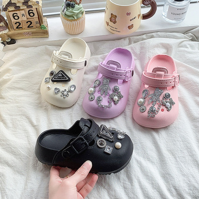 Детские модные тапочки в стиле Crocs со стразами из жемчуга, детская сумка, нескользящие мюли, лето 2025 года, закрытый носок