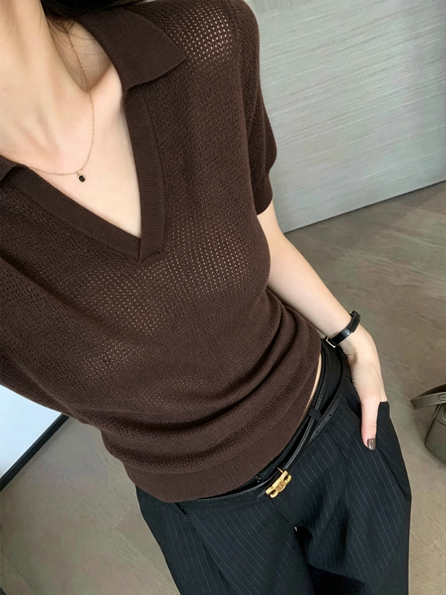 Áo thun nữ cổ V rỗng dệt kim ngắn tay chất liệu lụa băng phong cách Polo — Màu cà phê đậm