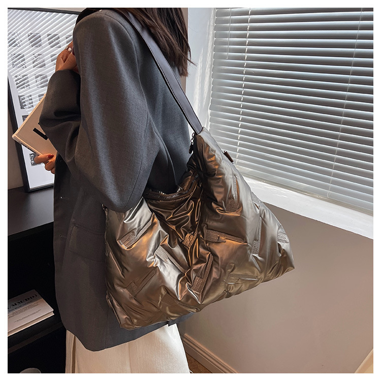 New Women's Bag Fashionable Large Capacity Shoulder Bag Women's 2023 Autumn/winter New Down Fabric Bag Trend Crossover Women's Bag_voghion.com