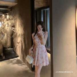 气质设计感挂脖收腰甜欲风收腰显瘦印花氛围感连衣裙女包臀连衣裙