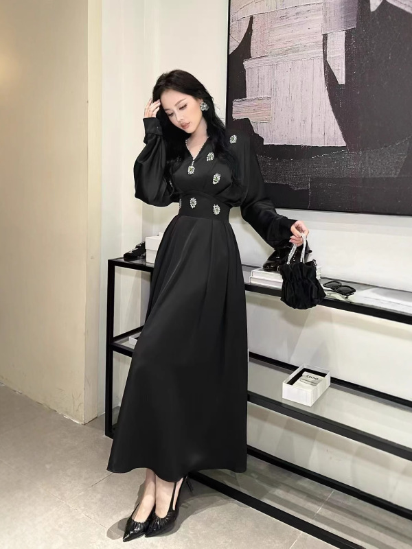 时尚休闲黑色裙子2025秋女装V领长袖重工钉珠收腰显瘦大摆连衣裙|undefined