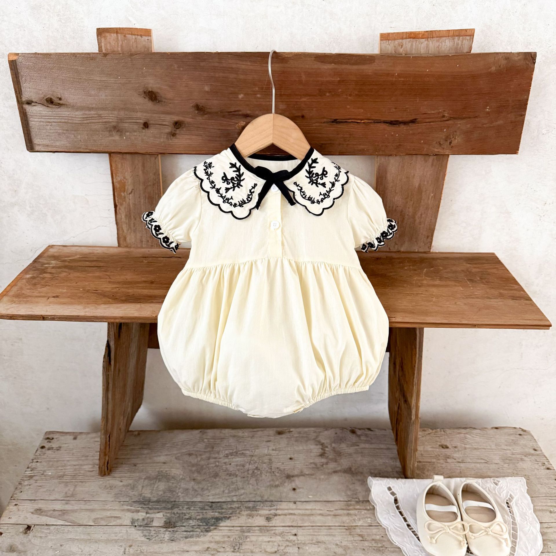 Ins versión coreana de las niñas bebé bordado de algodón puro solapa bowknot mamelet bebé bebé niño suelto y suave mono