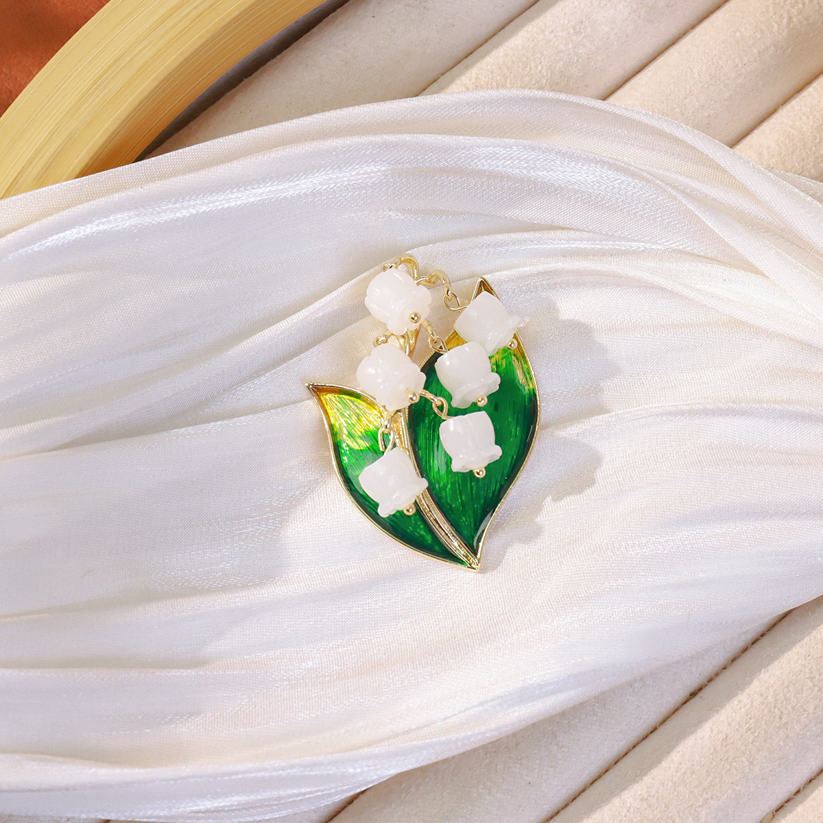 New Fashionable Enamel Lily of the Valley Brooch with Unique Design, Alloy Oil-Drip Flower Brooch, High-End Clothing Accessory Pin