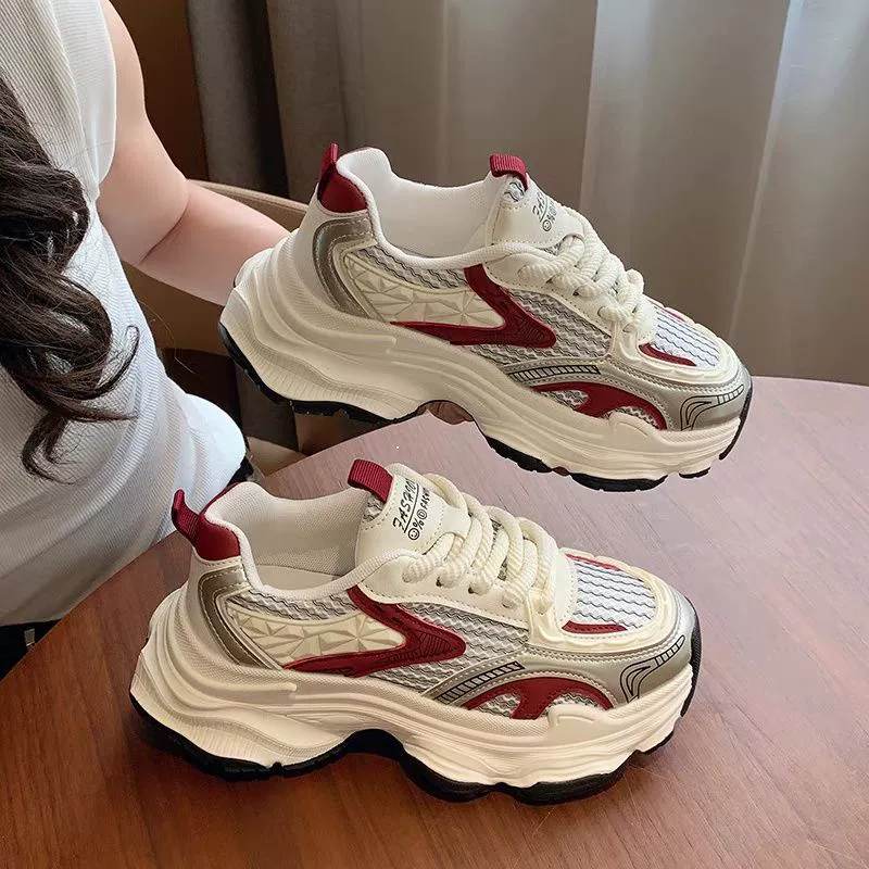 Обувь папы женская 2024 новая летняя дышащая сетка одиночная обувь с толстой подошвой жареная улица легкая беговая повседневная спортивная обувь