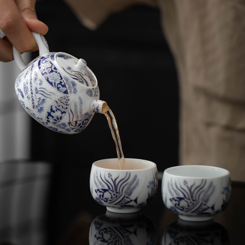 Blue and white teapot for home use