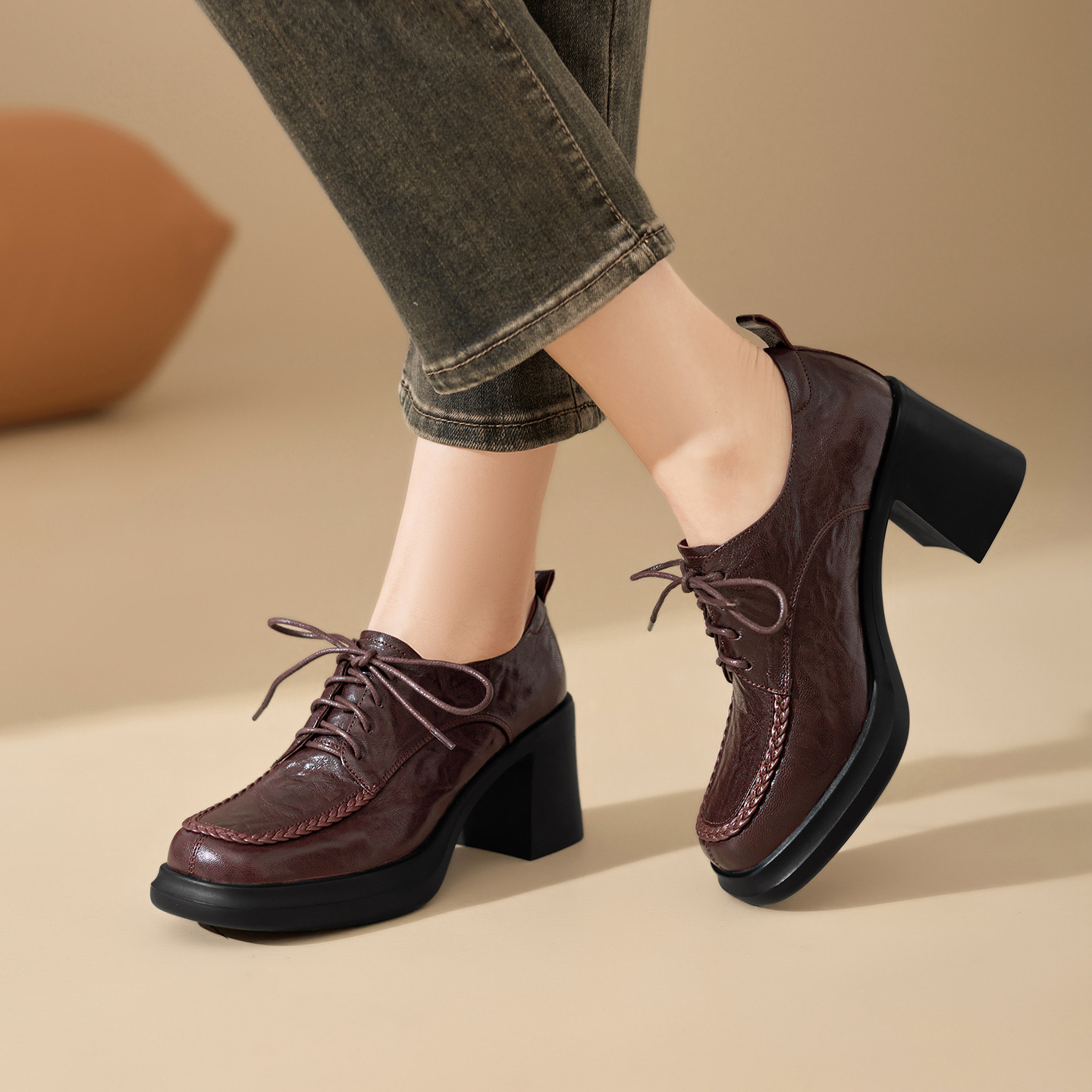 Giày cao gót nữ mũi tròn bít phong cách Anh quốc, gót 7.5 cm, quai buộc dây — màu nâu