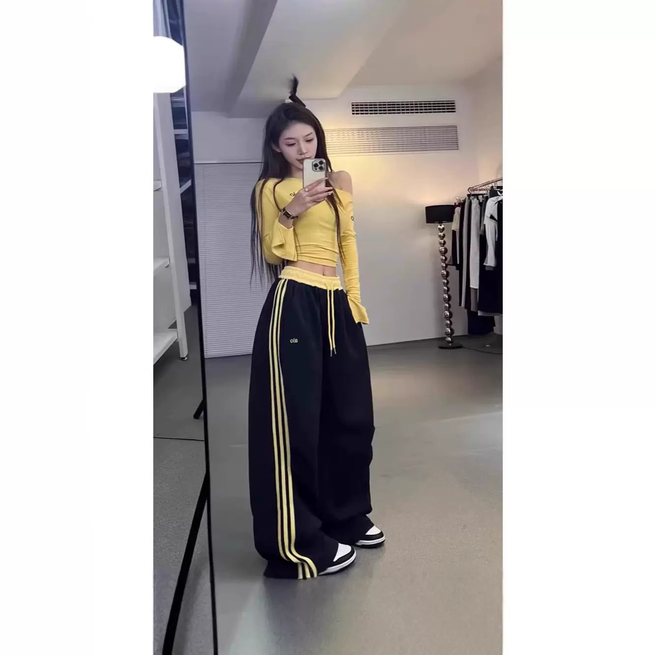 复古三条杠条纹撞色阔腿运动裤女设计感宽松弯刀休闲裤子字母卫裤