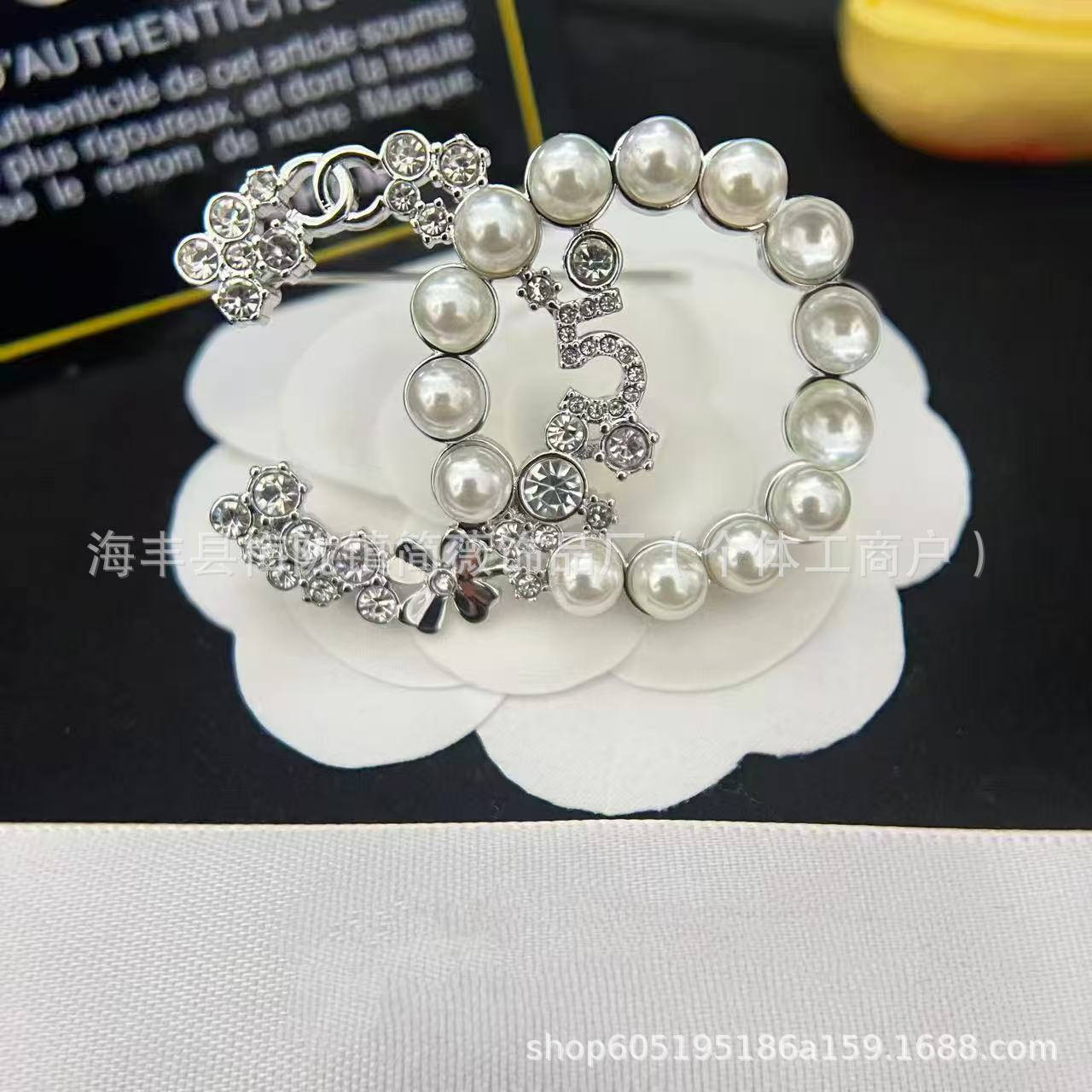 Classic Chanel-Style Pearl and Rhinestone Brooch, Resin Double C Pin, Fashionable Versatile Brooch, Wholesale from Manufacturer