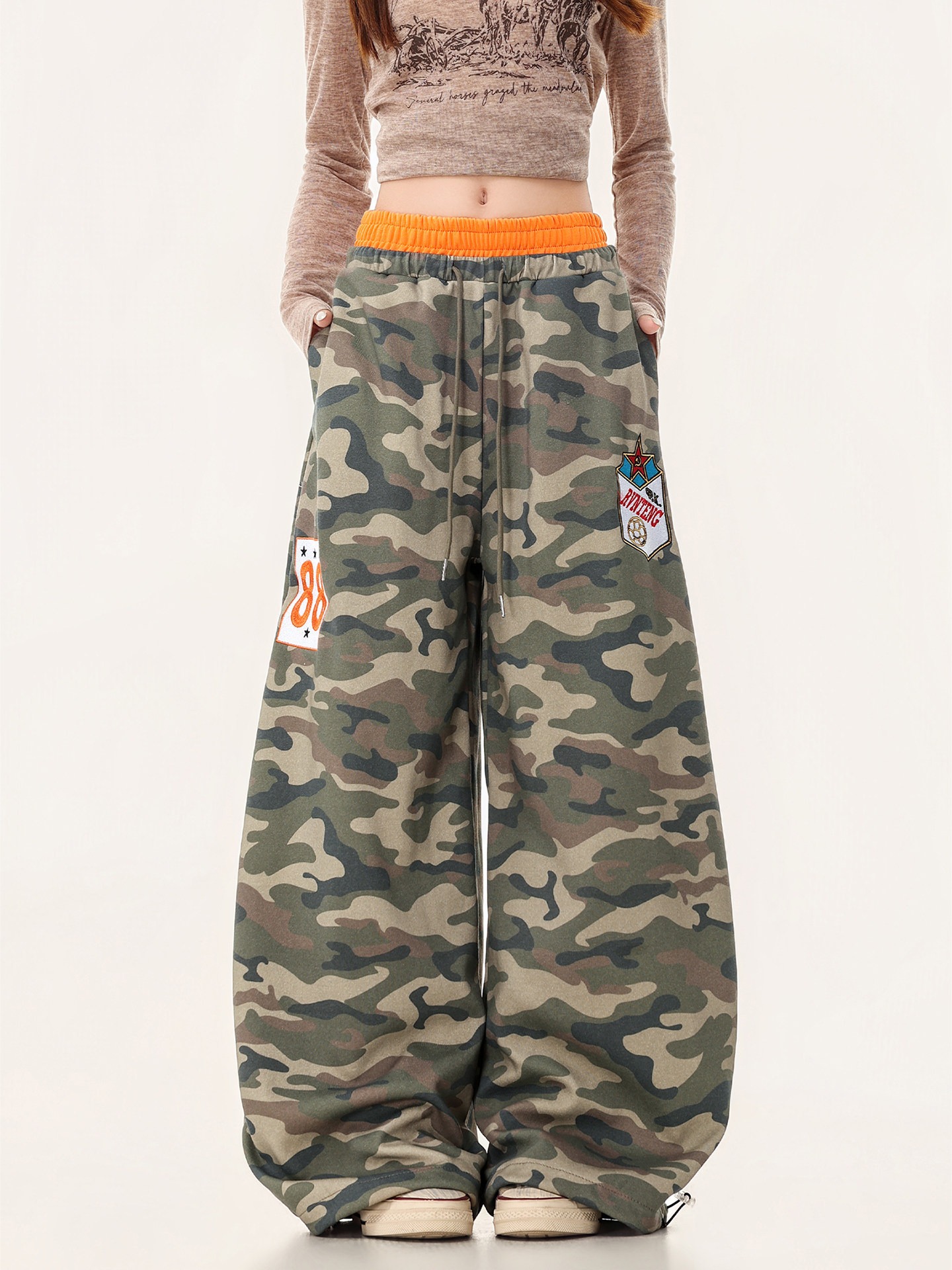 American retro style color-blocked double-waisted embroidered camouflage curved hem sweatpants, unisex trendy sports pants with a unique design, wide-leg pants