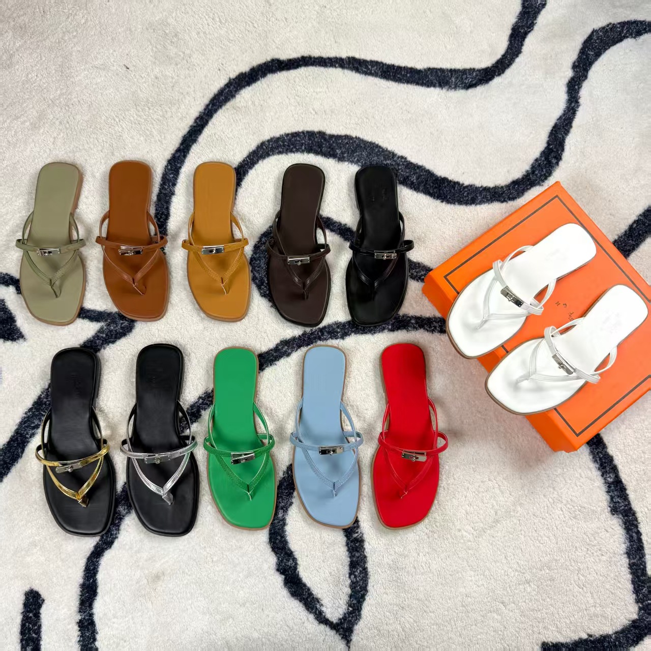 High-End, Light Luxury Style Metal Buckle Flip-Flops, Flat-Soled Flip-Flops for Commuting, Vacation, and Outdoor Wear, Beach Shoes