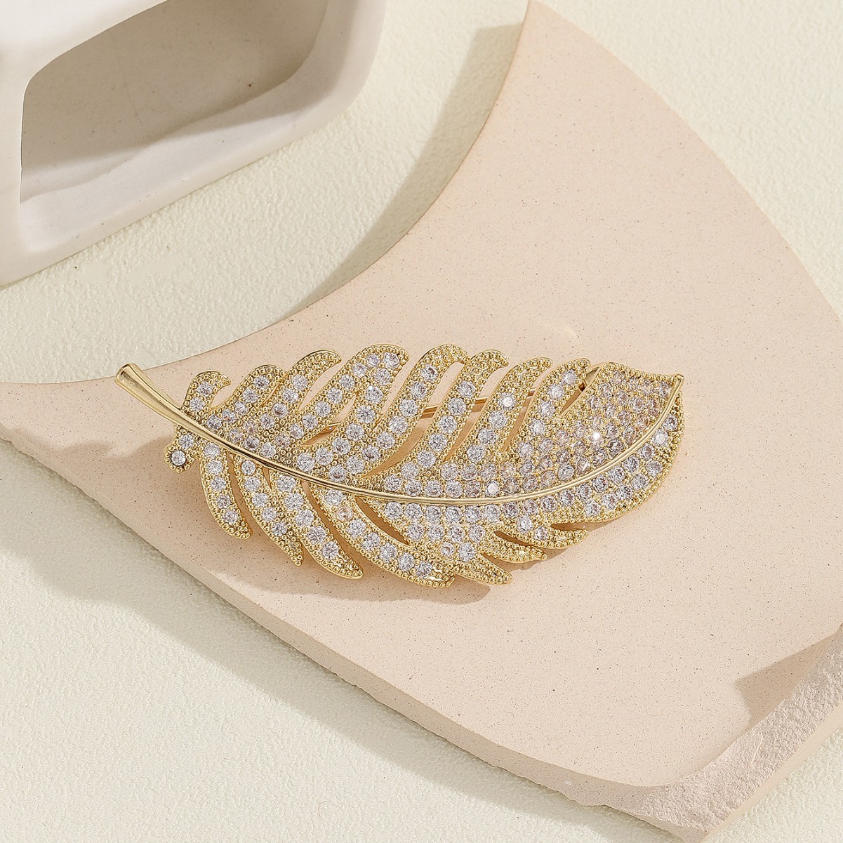 European and American Hot-Selling New High-End Feather Brooch, Accessible Luxury Full of Diamonds, Can Be Used as a Pendant Accessory, Suit Collar Pin