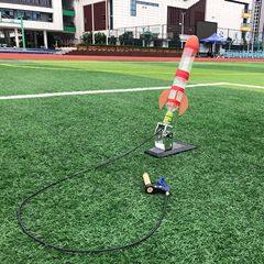 手作りのdiy水ロケットのフルセットは発射機を持ってパラシュートします。