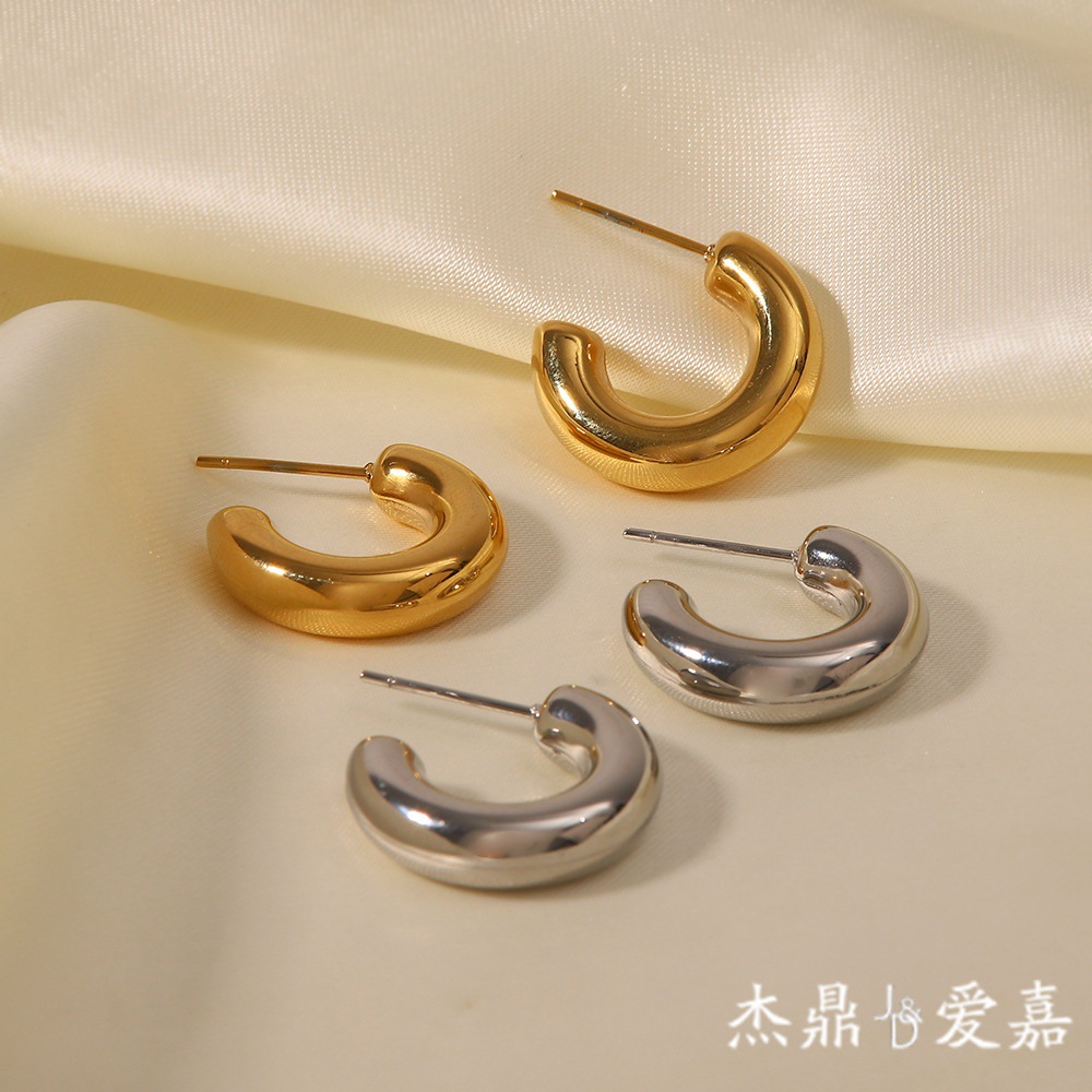 Moda europea y americana elegante en forma de C hueco Stud pendientes ins Internet celebridad de alto grado de acero de titanio simple pendientes para las mujeres