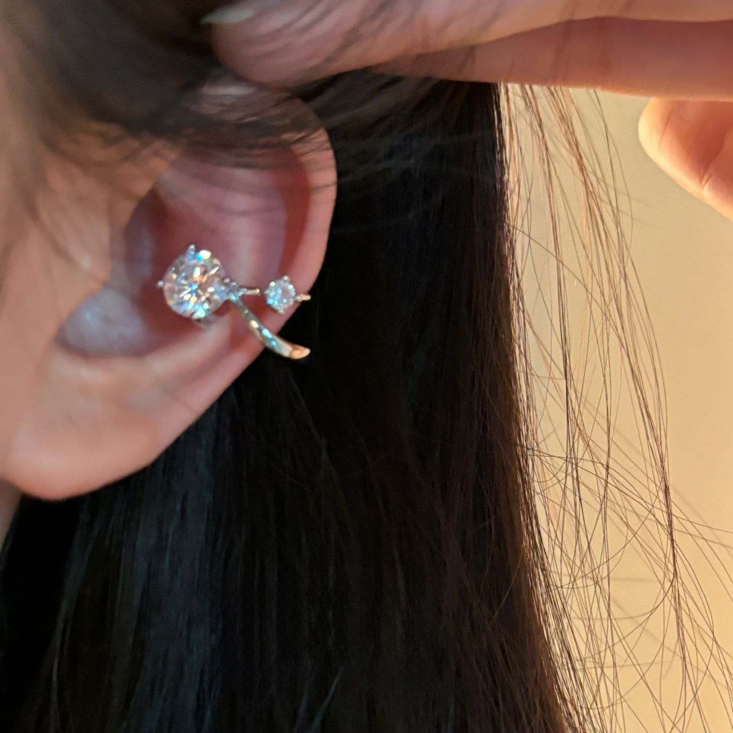 Pendientes de aro lisos para mujer, lujo ligero, pendientes de alta gama, pendientes populares, aretes de diseño exclusivo, aretes de otoño e invierno al por mayor