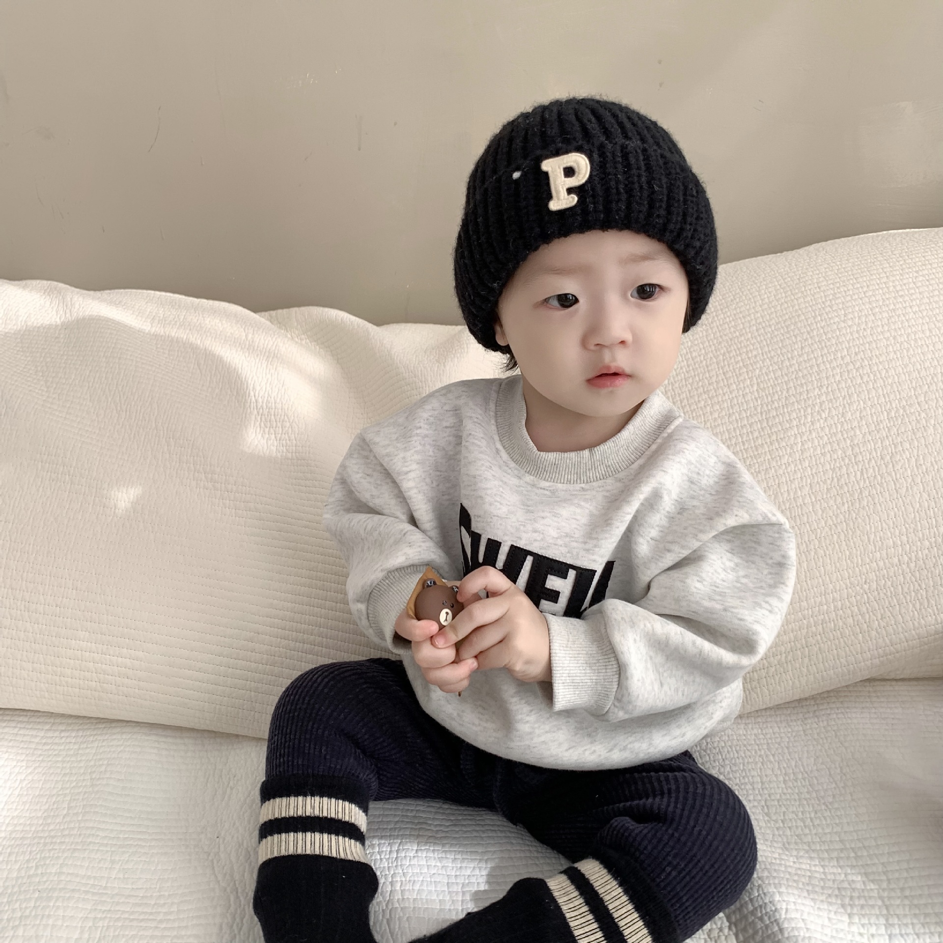 Camisetas gruesas de invierno para niños, ropa exterior para bebés, ropa infantil estilo coreano para otoño e invierno 2024, sudadera con letras y forro polar para bebés