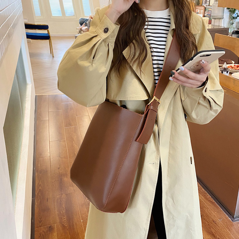 Spring and Autumn Retro Simple Crossbody Bag for Women 2023 New Korean Style Casual Large Capacity Single Shoulder Bucket Bag