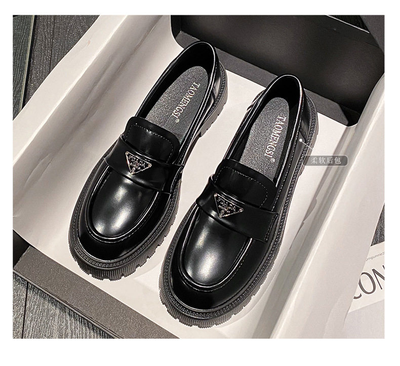 Giày lười nữ mũi tròn đế cao gót vừa 3–5 cm, da lìa logo tam giác — Màu đen chi tiết 4