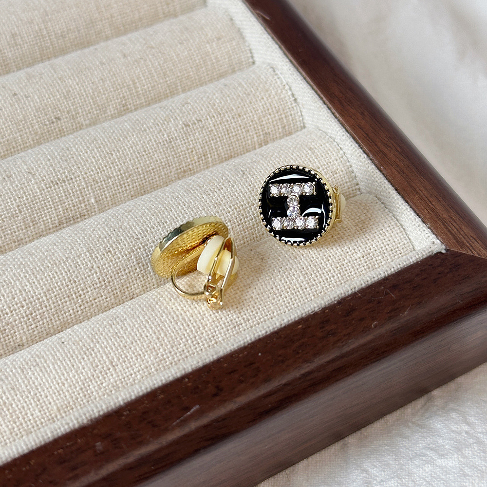 Versión coreana del temperamento de camelia, sin orejas perforadas, pinza para la oreja, flor de perla, tablero de ajedrez, pinza para la oreja triangular con diamantes, pendientes de nicho para mujeres