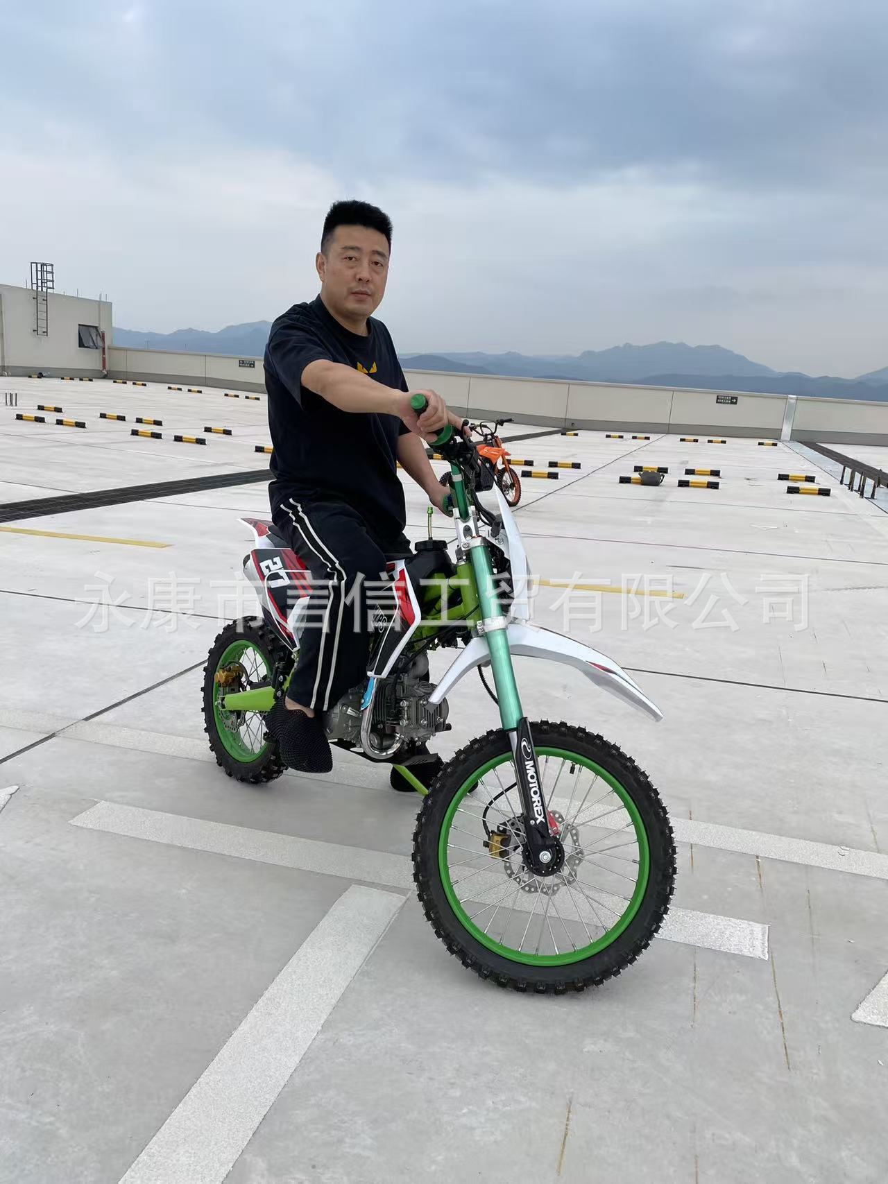 New HSWN125CC gasoline-powered off-road motorcycle, a two-wheeled, four-stroke, off-road vehicle suitable for teenagers and for use on mountain trails