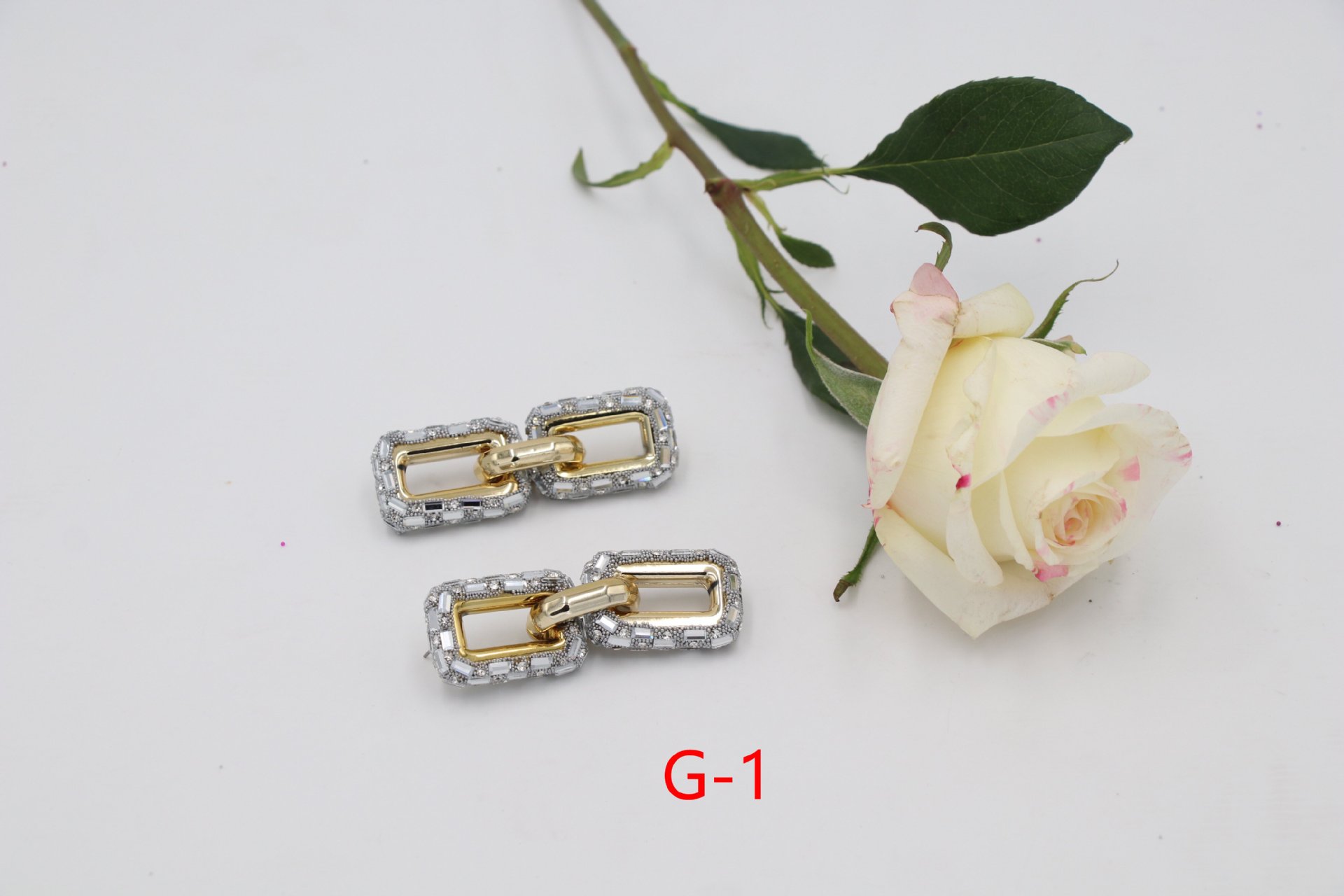 Orecchini pendenti a catena con diamanti geometrici_voghion.com