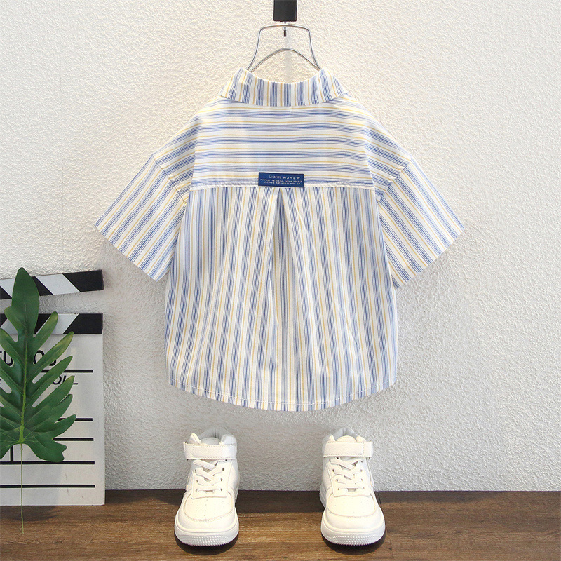7960 Camisa de manga corta para niños de verano, hermosa blusa de solapa a rayas verticales para niños, camisa para niños pequeños y medianos, estilo de moda de verano