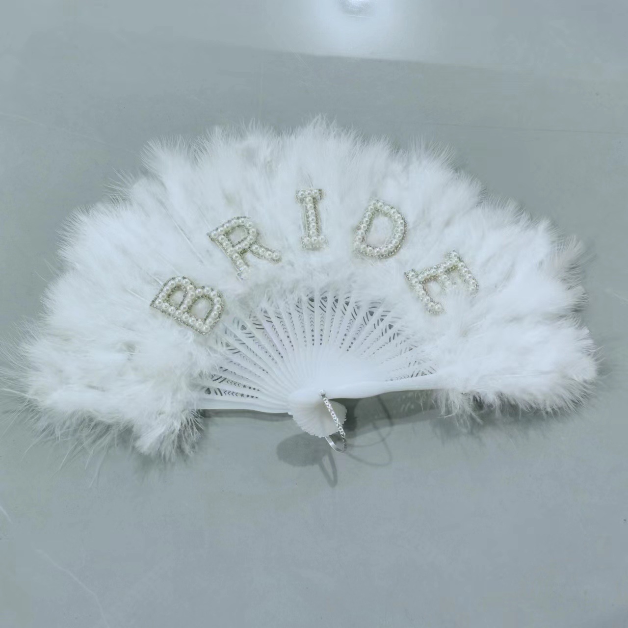 Plumas blancas de la novia perlas letras inglesas de la novia soltera regalos de decoración de boda