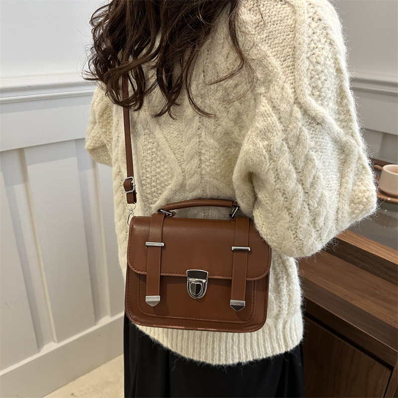 Versión coreana de la moda retro casual 2024 nuevo invierno nuevo estilo personalidad simple mensajero portátil de un solo hombro pequeño bolso cuadrado mujer