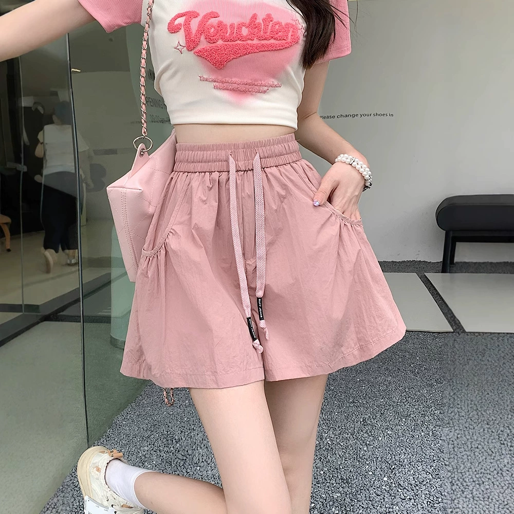 Свежие и простые розовые повседневные шорты с эластичной резинкой на талии для лета, миниатюрные свободные быстросохнущие широкие брюки А-силуэта с высокой талией и завязками.