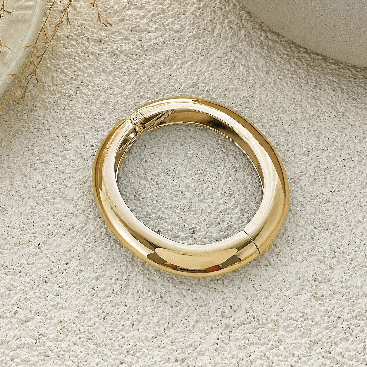 55g Weight Bangle Classification Alloy Chain Material 1 Piece Quantity Holiday, Travel Occasion Alloy Material Geometric Pattern Women's Gender Plating Design Elegant, Lady, Simple Style Style Elegant Lady Simple Style Geometric Alloy Bangles Wholesale 45