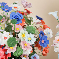 徳化の手で磁器の花をつまんでバラの花の花束の景徳鎮の陶磁器の永遠の花の工芸の置物の卸売りをシミュレーションします。