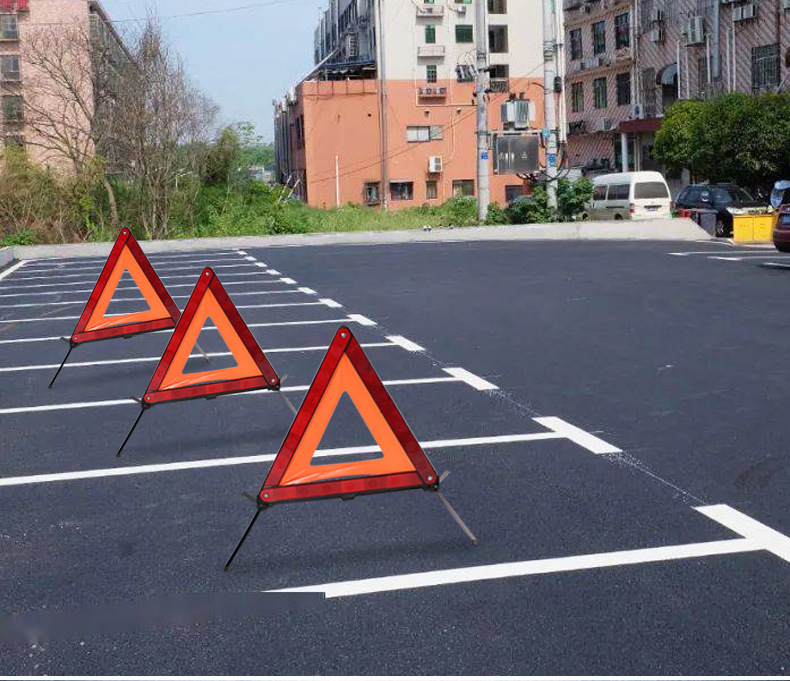 Triangular warning sign for vehicles, reflective stand for parking faults, vehicle inspection safety triangle sign
