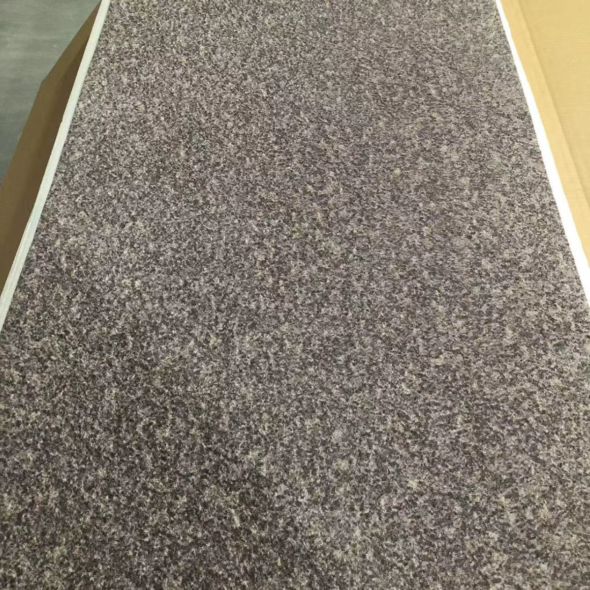 Тонкая 3D-панель из гибкого керамогранита с текстурой личи, имитирующей огнестойкую поверхность, для облицовки фасадов и интерьерных стен.