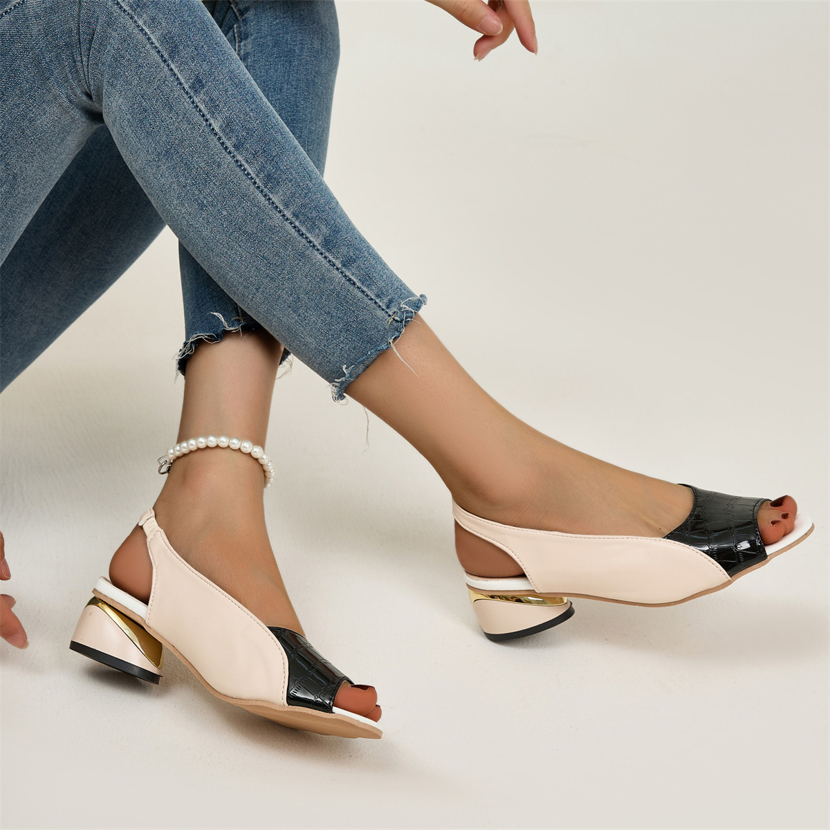 Sandalias de moda cómodas de tacón bajo con diseño de bloques de color y punta abierta, estilo nuevo de verano 2026, para comercio exterior transfronterizo.