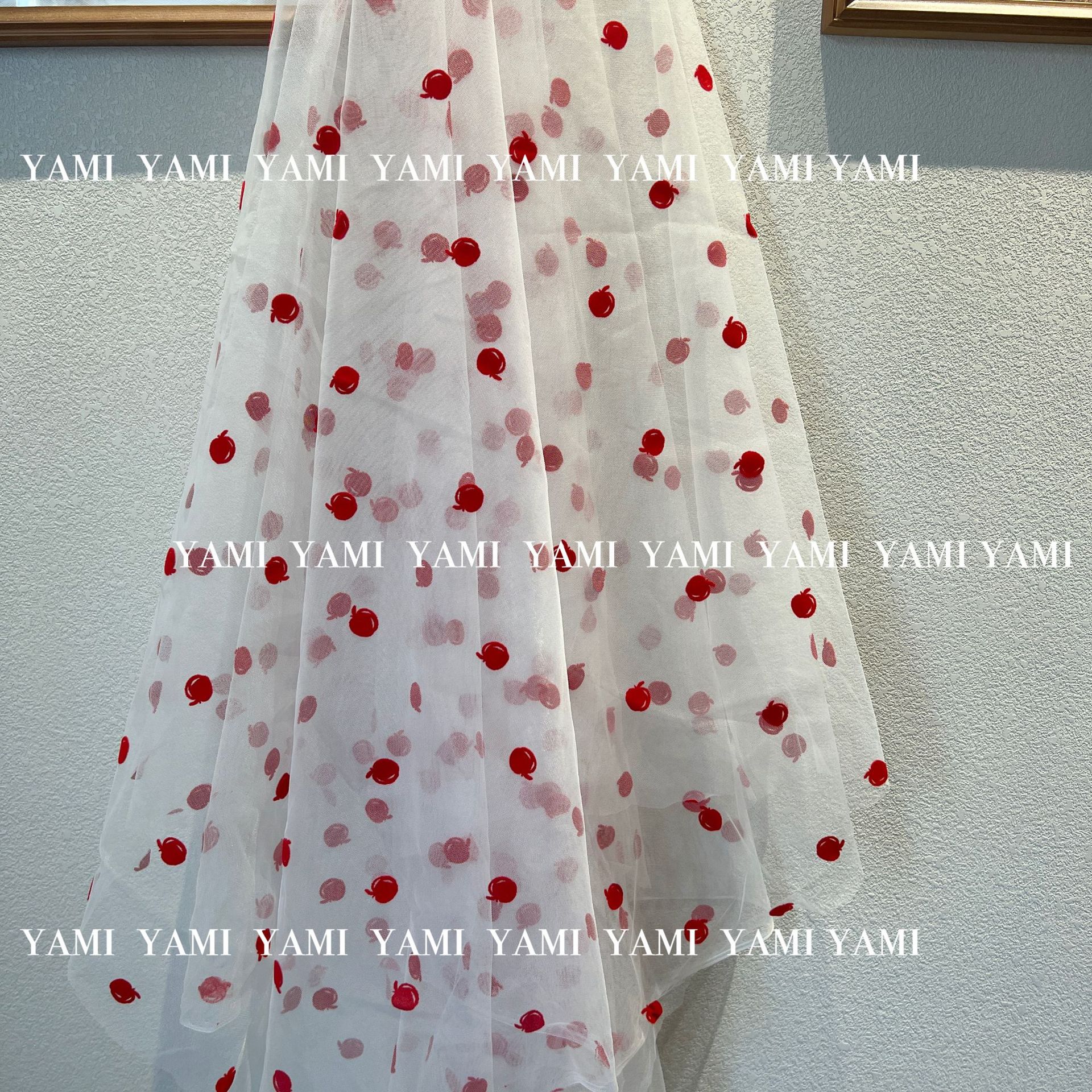 Fábrica al por mayor de malla flocado Manzana Roja tela de malla no elástica de encaje de nylon para niños Lolita tela de la ropa interior