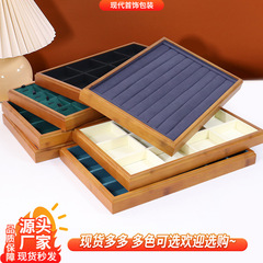 新商品のシンプルな木製ジュエリーの展示棚の緑の絨毯の指輪のペンダントの展示棚のブレスレットのブレスレットの収納