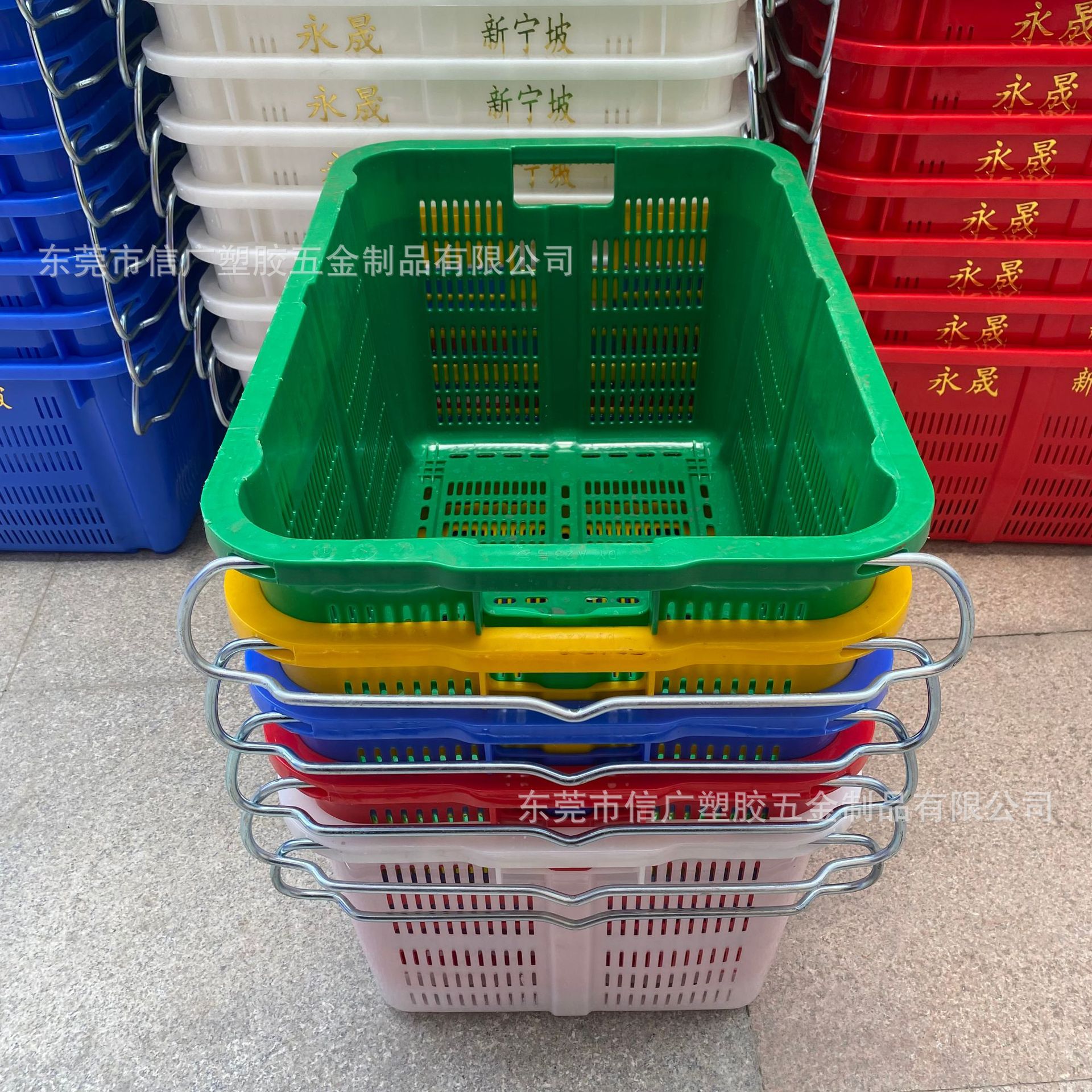 厂家供应带铁耳塑料蔬菜萝 水果农产品墓地把手周转框 服装周转箩