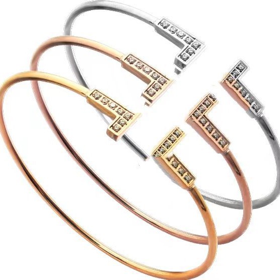 Golden universal women's bracelet