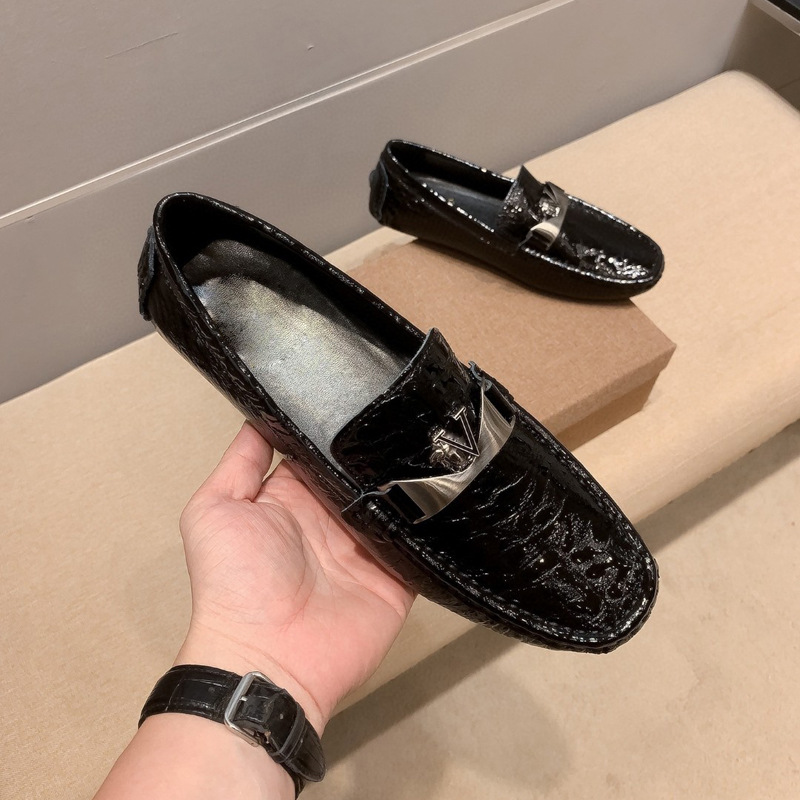 Zapatos de cuajada de cuero brillante, zapatos casuales de cuero de lujo ligero en relieve de tendencia para hombres, suela suave, cómodos zapatos perezosos de negocios de un solo pedal para hombres
