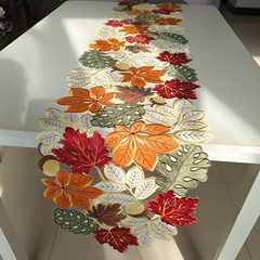 国境を越えたヨーロッパ風の透かし彫り布刺繍感謝祭のカエデの葉のテーブル旗の食事マット工場はベッド旗の抱き枕を供給します。