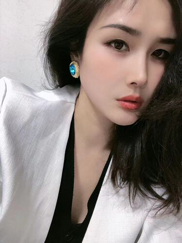 Light Luxury High-End Blue Pigeon Egg Diamond Stud Earrings  New 18K Gold-Plated Edge Elegant Stud Earrings Unique