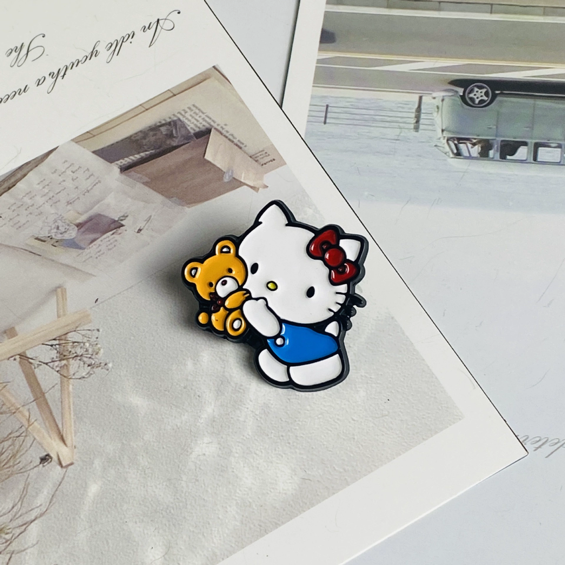 Металлическая брошь Hello Kitty, мультяшный значок из металла с эмалевым эффектом, разные цвета